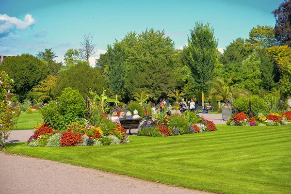 Prachtig Park Zomer Met Bloemen Fonteinen Prachtige Natuur — Stockfoto