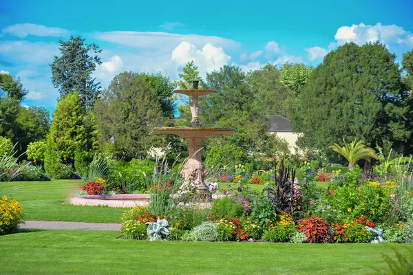 Yazın güzel bir park. Çiçekler, çeşmeler, güzel doğa.