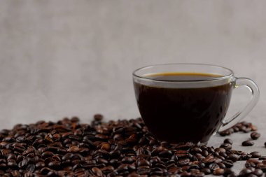 Kahve çekirdekleri ve kahve fincanı gri arka planda. Yüksek kalite fotoğraf