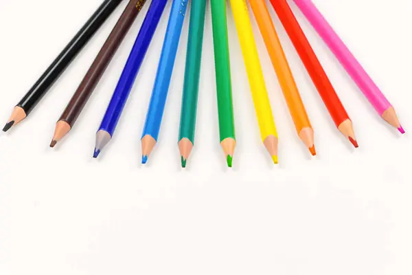 Kolorowe Ołówki Indywidualnie Białym Tle Zbliżenie — Zdjęcie stockowe