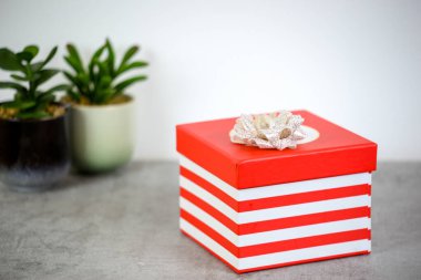 Sevgililer Günü için masada bir fincan kahve ve hediye kutusuyla kompozisyon. Tatil kavramı.