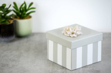 Sevgililer Günü için masada bir fincan kahve ve hediye kutusuyla kompozisyon. Tatil kavramı.