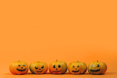 Balkabaklarıyla Cadılar Bayramı arkaplanı, Cadılar Bayramı yazıtları ve metin yazmak için diğer yerler