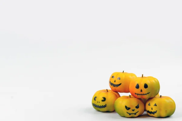 Wystrój Dyni Halloween Zabawnymi Twarzami Białym Tle Miejscem Tekst — Zdjęcie stockowe