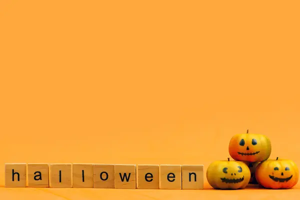 Halloween Konceptet Pumpor Med Roliga Ansikten Lykta Vit Bakgrund Med — Stockfoto