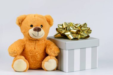 Fiyonklu küçük bir hediye. Metnin için boş yer. Tatiller ve hediyeler