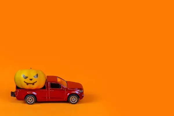 Rode Speelgoedauto Oranje Pompoen Het Dak Een Oranje Achtergrond Rood — Stockfoto
