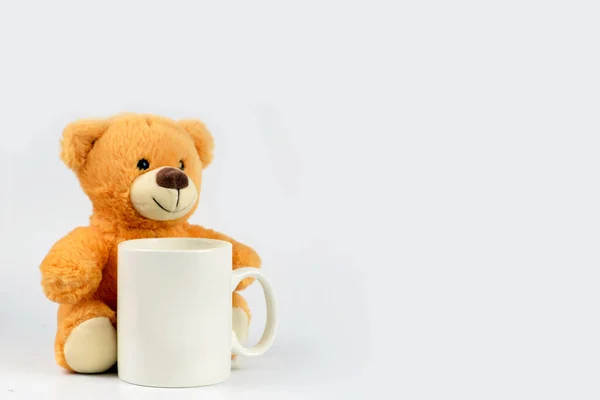 Плюшевий Ведмідь Чашкою Білому Тлі — стокове фото