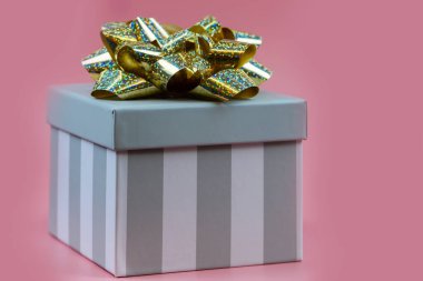 Fiyonklu küçük bir hediye. Metnin için boş yer. Tatiller ve hediyeler