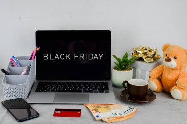 Laptop, para ve alışveriş için kredi kartı masada. Kara Cuma Satışı İnternette