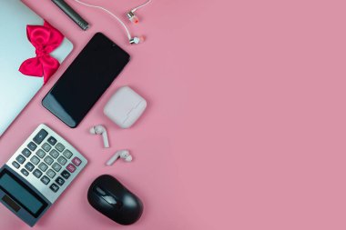 Siber Pazartesi Satışı. Kırmızı fiyonklu siyah hediye kutusu, renkli bir arka plan. İndirim, online alışveriş kavramı