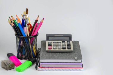 Okul çocukları ve öğrenciler için aksesuarlar. Okul kavramına geri dönelim. Kırtasiye okulu öğeleri beyaz arka planda metin için boşluk ile.