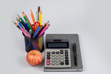 Okul çocukları ve öğrenciler için aksesuarlar. Okul kavramına geri dönelim. Kırtasiye okulu öğeleri beyaz arka planda metin için boşluk ile.