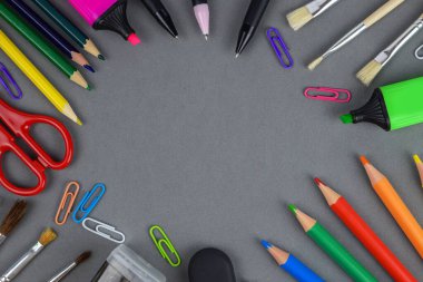 Okul çocukları ve öğrenciler için aksesuarlar. Okul kavramına geri dönelim. Kırtasiye okulu öğeleri beyaz arka planda metin için boşluk ile.