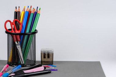 Okul çocukları ve öğrenciler için aksesuarlar. Okul kavramına geri dönelim. Kırtasiye okulu öğeleri beyaz arka planda metin için boşluk ile.