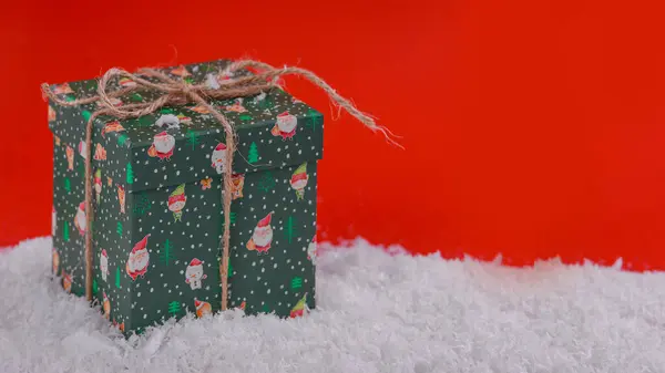 テキストのためのスペースが付いている色の背景のクリスマスの装飾 — ストック写真