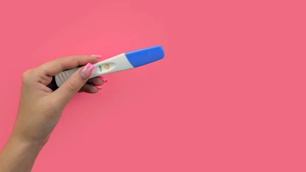 Женщина Держит Тест Беременность Руке Розовом Фоне Крупным Планом — стоковое фото