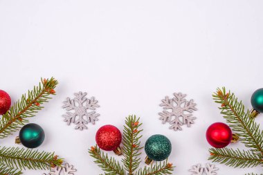 Beyaz arka planda parlak bir Noel dekoru, Noel ağacı oyuncaklarıyla yeni yıl arkaplanı.