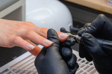 Yakın çekim manikür, kadın eli oje sürüyor. Yüksek kalite fotoğraf