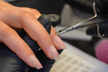 Yakın çekim manikür, kadın eli oje sürüyor. Yüksek kalite fotoğraf