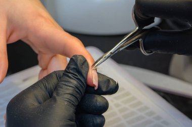 Yakın çekim manikür, kadın eli oje sürüyor. Yüksek kalite fotoğraf