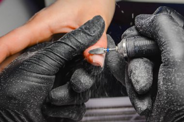 Yakın çekim manikür, kadın eli oje sürüyor. Yüksek kalite fotoğraf