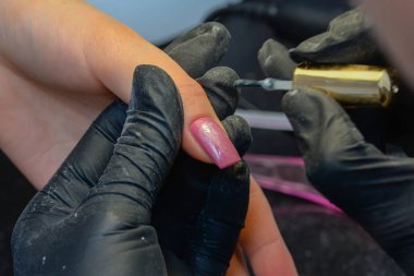 Yakın çekim manikür, kadın eli oje sürüyor. Yüksek kalite fotoğraf