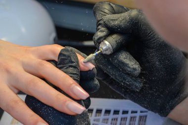 Yakın çekim manikür, kadın eli oje sürüyor. Yüksek kalite fotoğraf