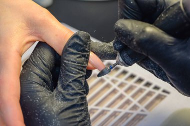 Yakın çekim manikür, kadın eli oje sürüyor. Yüksek kalite fotoğraf