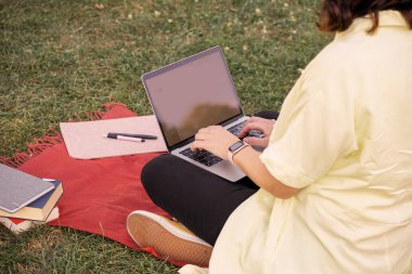 Doğada bilgisayar alanında çalışan serbest çalışan bir kadın. Yüksek kalite fotoğraf