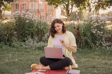 Doğada bilgisayar alanında çalışan serbest çalışan bir kadın. Yüksek kalite fotoğraf