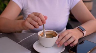 Kahve ya da kapuçino içen genç bir kadın. Yüksek kaliteli FullHD görüntüler