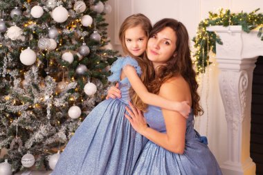 Anne ve küçük kızı Noel ağacının yanında. Yüksek kalite fotoğraf