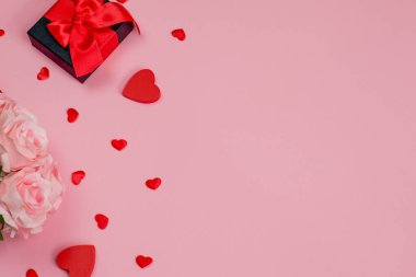 Sevgililer Günü tebrik kartı, içinde hediyeler, kalpler ve mesajlar için yer olan güller. Yüksek kalite fotoğraf