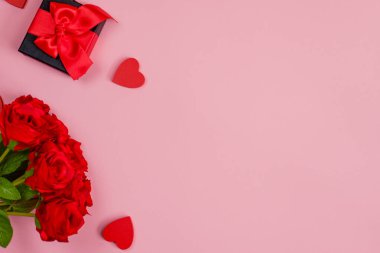 Güzel sevgililer günü arkaplanı, pembe kırmızı renkte metin için alanı olan düzenleme kartı. 
