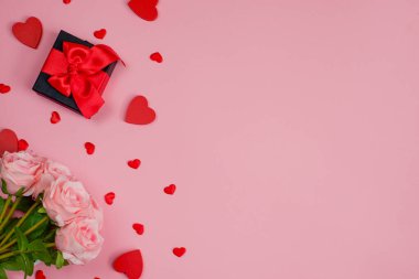 Sevgililer Günü tebrik kartı, içinde hediyeler, kalpler ve mesajlar için yer olan güller. Yüksek kalite fotoğraf