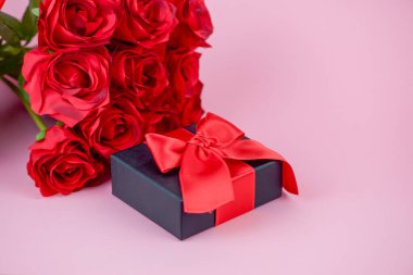 Sevgililer Günü tebrik kartı, içinde hediyeler, kalpler ve mesajlar için yer olan güller. Yüksek kalite fotoğraf