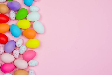 Paskalya pembesi arka planda parlak renkli yumurtalar ve yazı için boşluk. Yüksek kalite fotoğraf