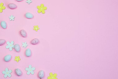 Paskalya pembesi arka planda parlak renkli yumurtalar ve yazı için boşluk. Yüksek kalite fotoğraf
