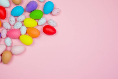 Paskalya pembesi arka planda parlak renkli yumurtalar ve yazı için boşluk. Yüksek kalite fotoğraf
