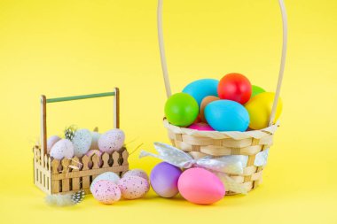 Sarı Arka planda Basket 'te renkli Paskalya Yumurtaları, Mutlu Paskalyalar. Yüksek kalite fotoğraf