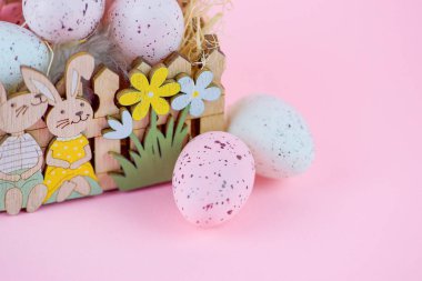 Paskalya pembesi arka planda parlak renkli yumurtalar ve yazı için boşluk. Yüksek kalite fotoğraf