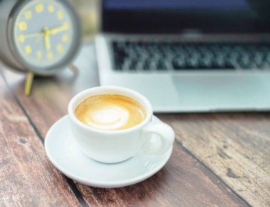 Ev ofisinde dizüstü bilgisayarı, kahvesi ve kitapları olan bir işyeri tasarımı. Yüksek kalite fotoğraf