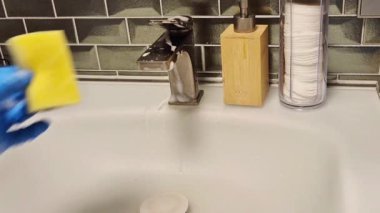 Kadın eli banyoda havluyla yakın çekim musluğu yıkıyor. Yüksek kaliteli FullHD görüntüler