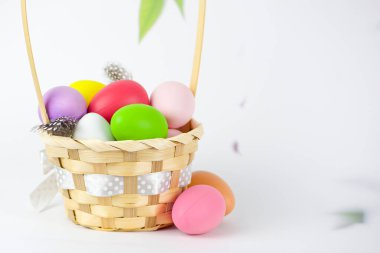 Beyaz arka planda renkli yumurtaları olan sepet, Paskalya konsepti. Yüksek kalite fotoğraf