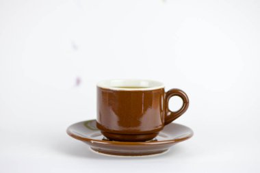 Beyaz arka planda kahverengi kahve fincanı. Yüksek kalite fotoğraf