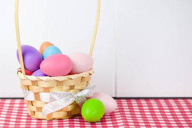 Beyaz arka planda renkli yumurtaları olan sepet, Paskalya konsepti. Yüksek kalite fotoğraf