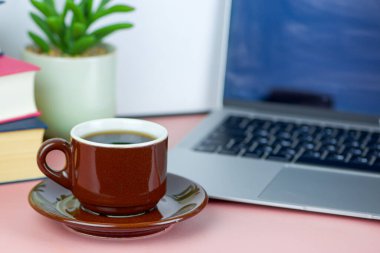 Bilgisayarlı, kitaplı, serbest çalışan, iş ve eğitim konsepti olan bir fincan kahve. Yüksek kalite fotoğraf