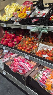 Markette sebzeler, kırmızı biber ve domatesler var. Yüksek kalite fotoğraf