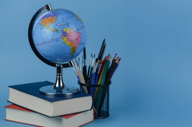 Çok güzel detaylandırılmış bir küre, çeşitli kitapların üzerinde gururla duruyor, ayara biraz zarafet katıyor.